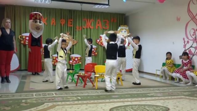 "Танец официантов в детском саду. Утренник Весеннее Кафе" смотреть онлайн