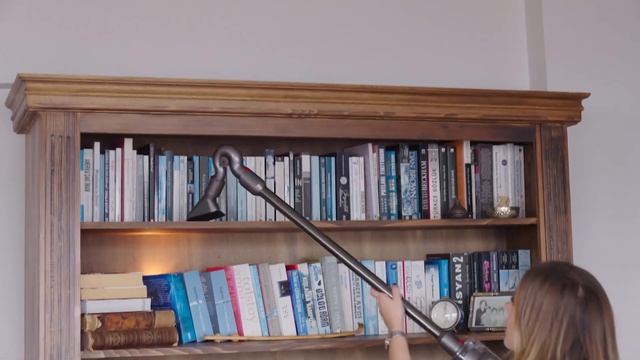 Dyson V12 Detect™️ Slim Ile Ulaşılması Zor Alanlarda Temizlik - Kapımdaki Dedektif