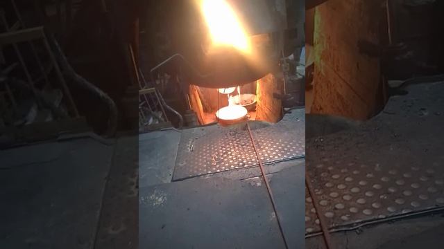 Дуговая печь, скачивание шлака, вид со стороны рабочего окна смотреть онлайн
