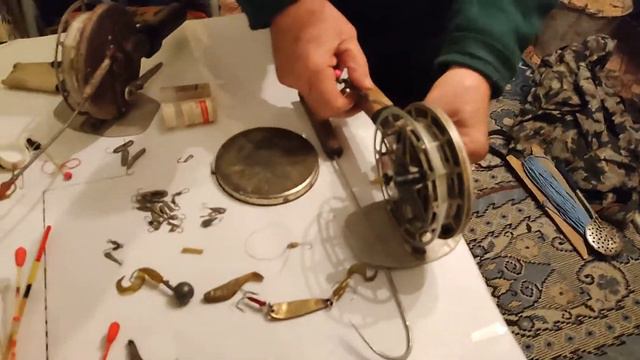 Секретная светящаяся снасть косит тарань плотву и несколько Дедовских лайфхаков для зимней рыбалки смотреть онлайн