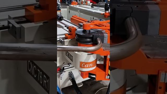 Гибка трубы на автоматическом трубогибе CANSA MAKINA CNC 76R1 смотреть онлайн