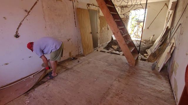 КУПИЛ ДОМ А ЮГЕ ТЕПЕРЬ У НАС МЕНЬШЕ КОМНАТ РАЗШИРЯЮ ПРОСТРАНСТВО ПОЛА БОЛЬШЕ НЕТ смотреть онлайн