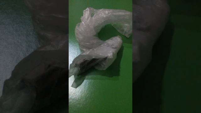 Целлофановый пакет в котором лежат гвозди на зелёной поверхности Тридцатого Октября смотреть онлайн