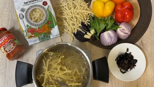 Лапша с курицей в томатном соусе смотреть онлайн