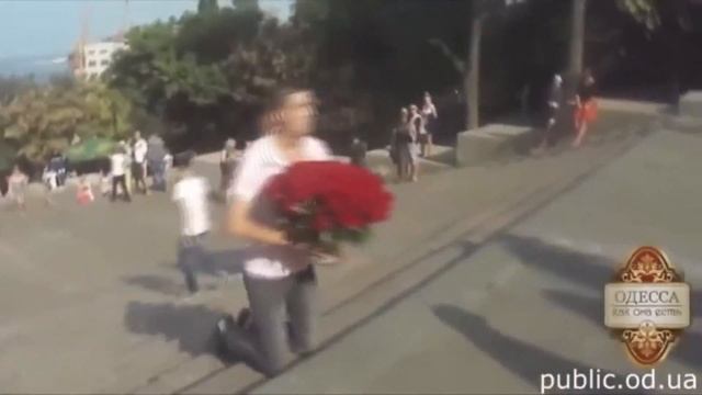Мальчик спускается с лестницы лунной походкой смотреть онлайн