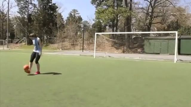 ДЕВУШКА ИГРАЕТ В ФУТБОЛ КАК МЕССИ И РОНАЛДУ смотреть онлайн