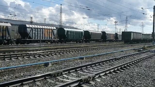 2ЭС5К-397,с грузовым поездом, отправляется, а затем тормозиться на станции Апатиты, 28.05.2022г. смотреть онлайн