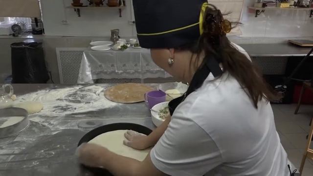 Кухня без границ. Осетинский пирог. Часть 2 - смотрите первую часть в новогоднем выпуске смотреть онлайн