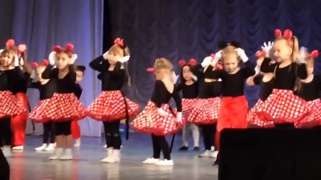 Наш дебют! Танец Микки Мауса!? смотреть онлайн