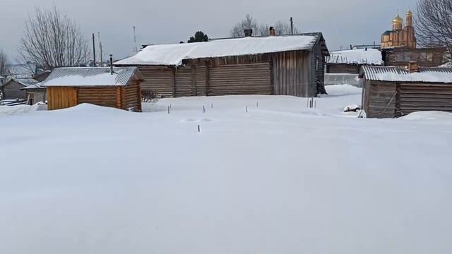 И снова выпал снег. Таёжную избу можно построить из досок. смотреть онлайн