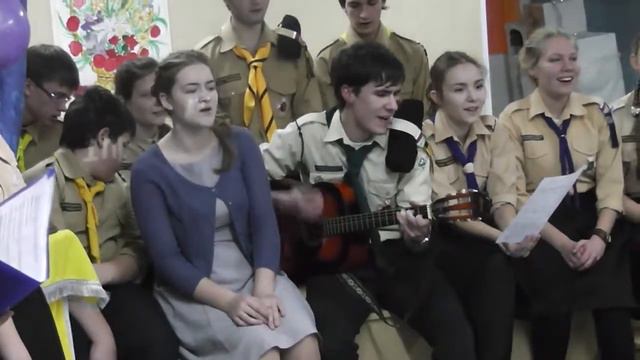 Скауты-разведчики города Братск исполняют песню "Замыкая круг" смотреть онлайн