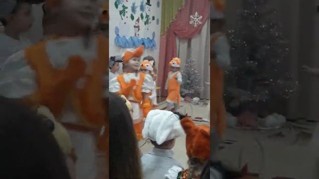 Танец лисичек на елочке в саду Жемчужинка. смотреть онлайн