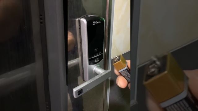 Как открыть кодовый электронный замок при помощи батареи крона смотреть онлайн
