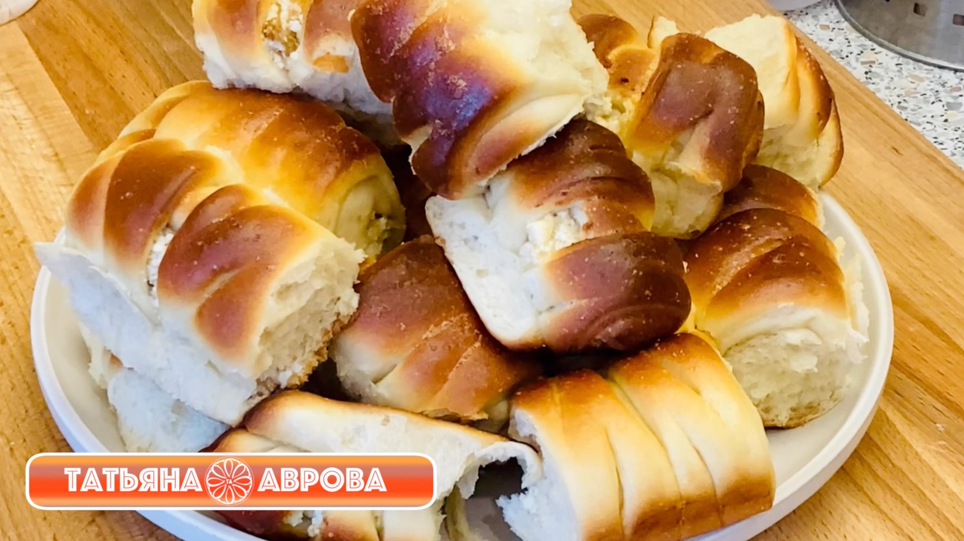 Нежные булочки с творожной начинкой смотреть онлайн