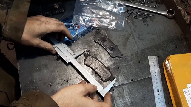 Замена тормозных колодок на Honda NT 650 Deauville смотреть онлайн