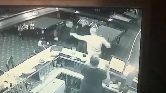 Удар ножом в голову ,потасовка в баре,Жесть смотреть онлайн