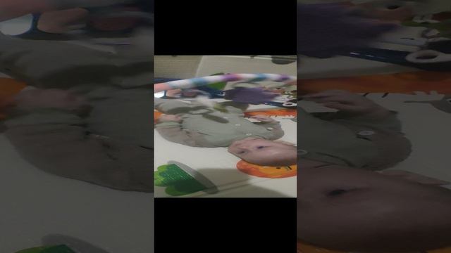 Малышу очень сильно травится танцевать и радоваться