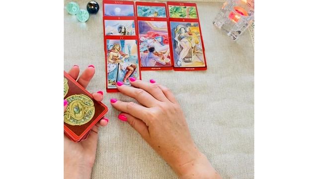 Думает ли он обо мне сейчас? Вспоминает меня? Скучает по мне? Таро онлайн гадание. Расклад таро.