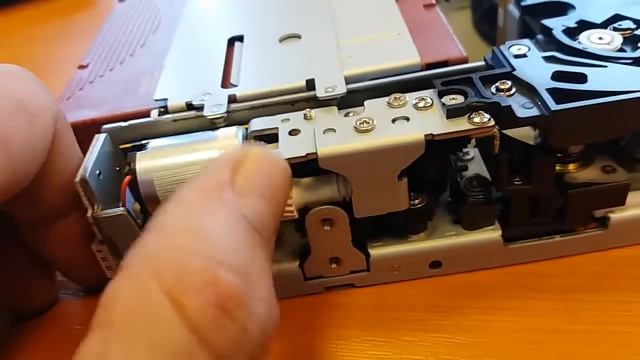 Ultrium stucked tape removal - LTO5 смотреть онлайн