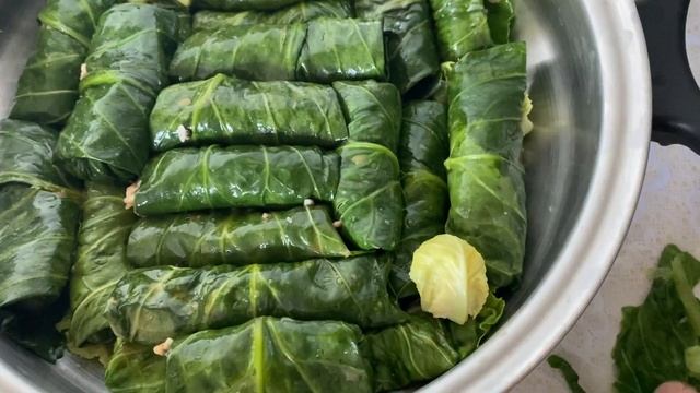 ГОТОВИМ ВКУСНО//Рецепт Голубцы с зелёных листьев капусты- начинка фарш мясо перепела смотреть онлайн