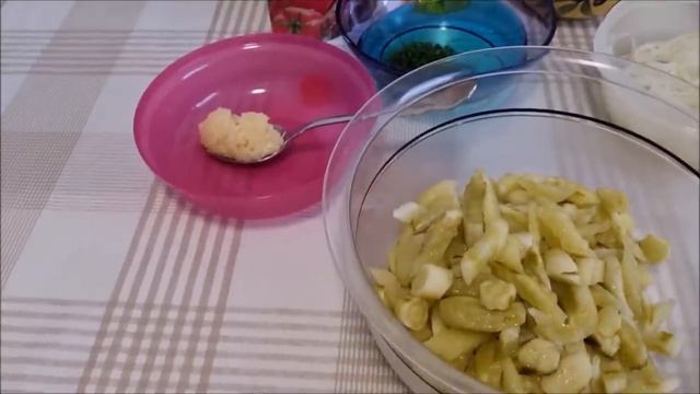 Салат из малоссольных огурцов! Домашняя еда Кухня Рецепты смотреть онлайн