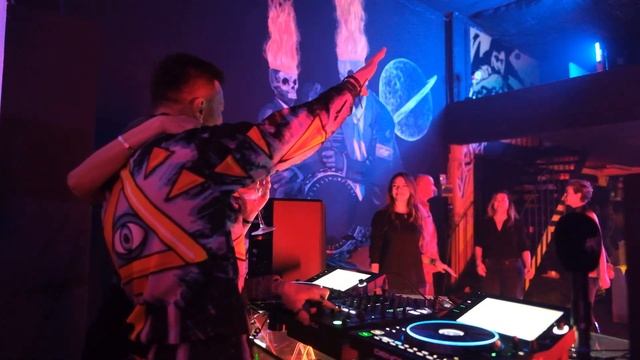 ROOM4SPACE | Hole Station смотреть онлайн