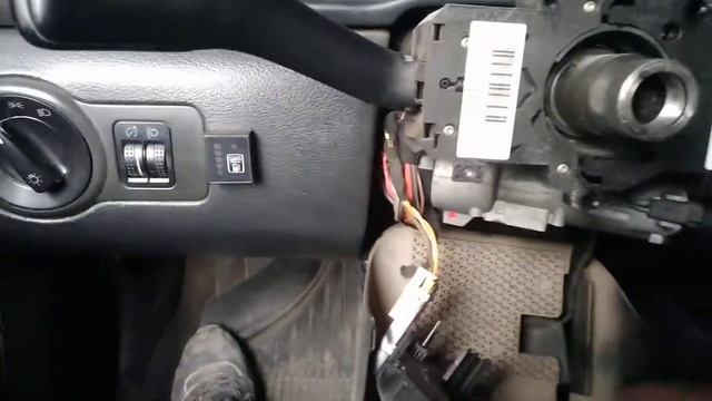 Снять рулевую ленту , переключатель поворотов , света , дворников Шкода Октавия тут а4 ( часть 2 ) смотреть онлайн