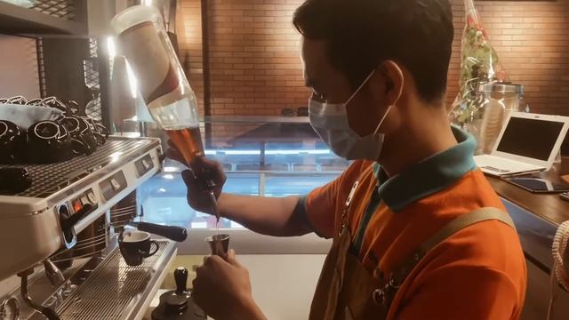 Simonelli Apia II Coffee Machine | Make Latte Art