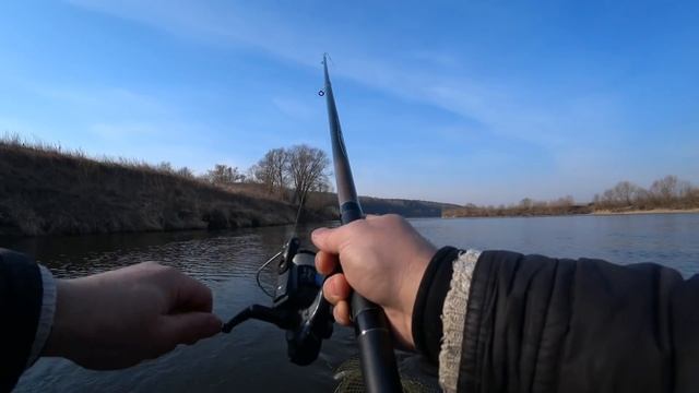 Эту насадку они любят.Леска звенит удочка поскрипывает.А горох молчит пока. смотреть онлайн