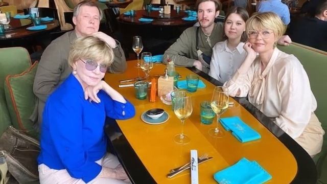 Юлия Меньшова с семьёй отметила День рождения своего супруга. смотреть онлайн