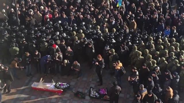 Мертвая свинья под Радой Украины! Намек? смотреть онлайн