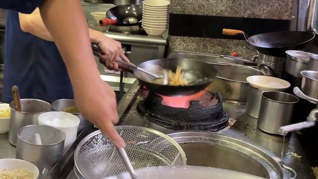Robotic Chef ! Fried Noodles, Chow Mein Skills ! - Taiwanese Street Food смотреть онлайн