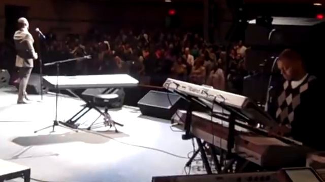 MUST SEE... Kirk Franklin Band Playing Hosanna! смотреть онлайн