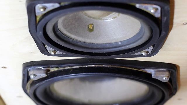 USSR acoustic system Romantica 25 AC-121. Subwoofer test. The loudspeaker head is oscillates. смотреть онлайн