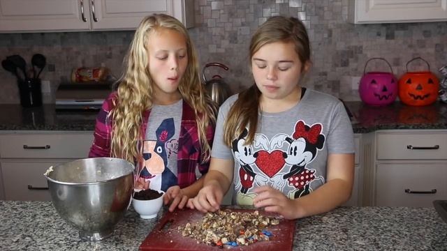 Leftover CANDY COOKIE BARS RECIPE! смотреть онлайн