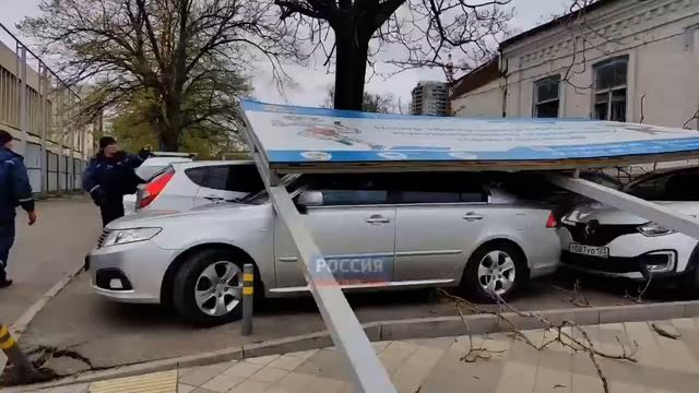 Рекламный щит упал на машины возле мэрии Краснодара смотреть онлайн