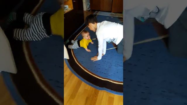 Малыш учится ползать, старший брат показывает как надо смотреть онлайн