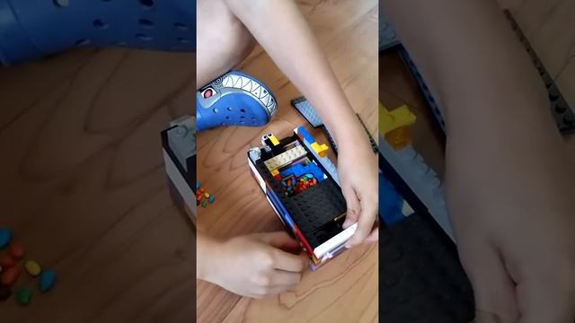 Самый крутой автомат конфет из Лего смотреть онлайн