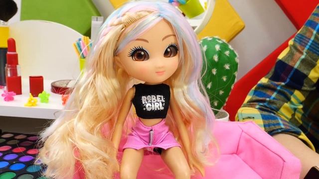 Видео по игры в куклы - новые куклы Unique Eye в салоне красоты! Играем в прически и одевалки!