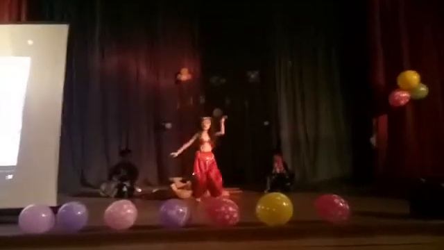 Маленькая девочка повторила восточный танец.День матери. смотреть онлайн