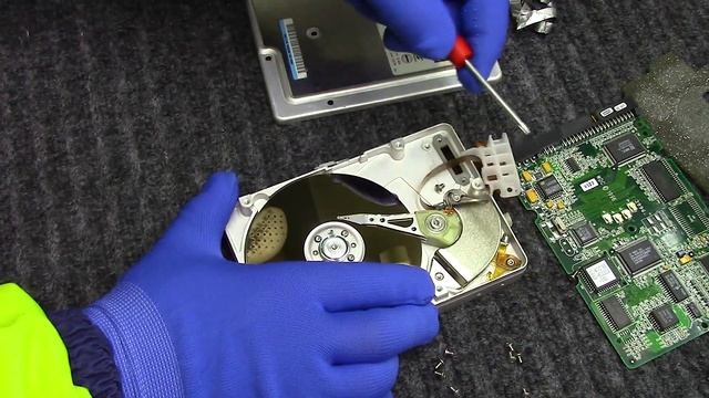 Western Digital Caviar 21600. Разбор / Disassemble. смотреть онлайн