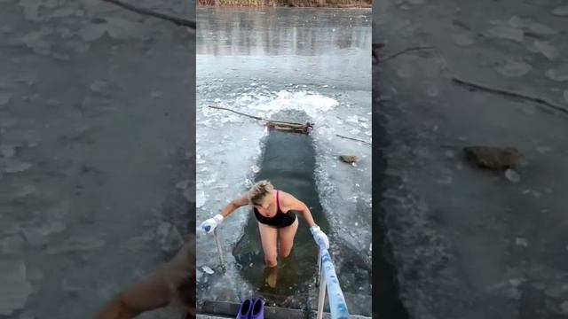 Моржевание. Мой пятый заход. Т -10°С, 27.12.2022г смотреть онлайн