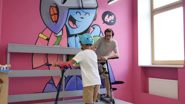 Тренировка по самокату в скейт парке BunnyHop ЦДМ. смотреть онлайн