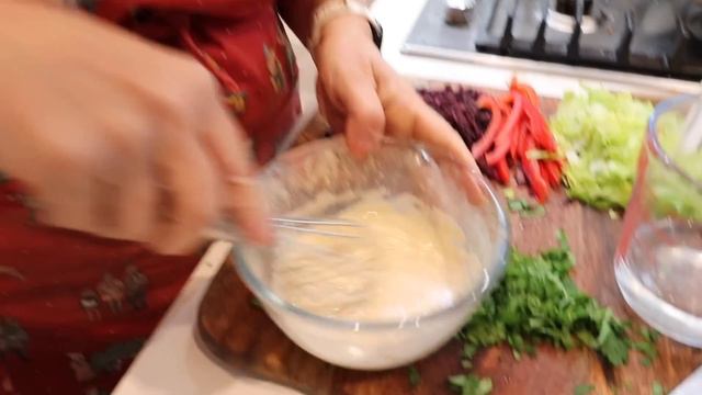 Nadia's Meals in Minutes - THE ULTIMATE FALAFEL WRAP смотреть онлайн