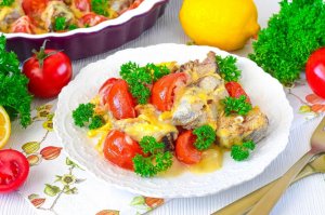 КАК ПРИГОТОВИТЬ МИНТАЙ С ПОМИДОРАМИ И СЫРОМ В ДУХОВКЕ