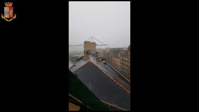 Обрушение автомобильного моста в Генуе попало на видео смотреть онлайн