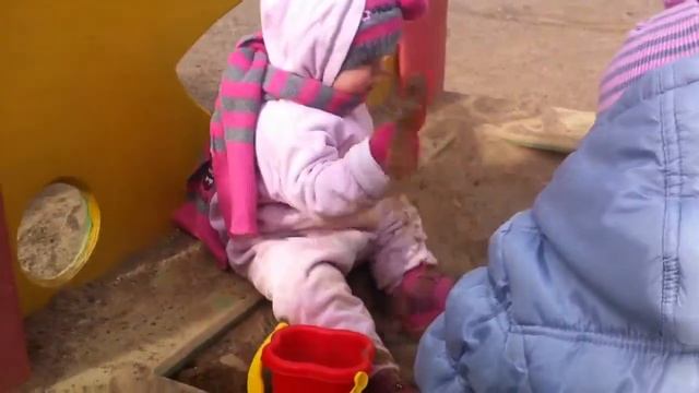 Вероника осваивает лопатку и ведерко )) смотреть онлайн