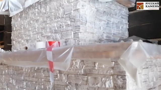 Отделка камина искусственным камнем Архангельский грот Белая скала