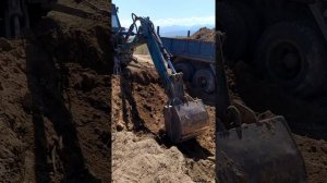 Экскаватор ЮМЗ с аксиальным насосом.