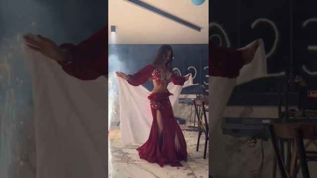 Новогодний восток? #танцы #dance #восточныетанцы #bellydance #orientaldance #танецживота смотреть онлайн